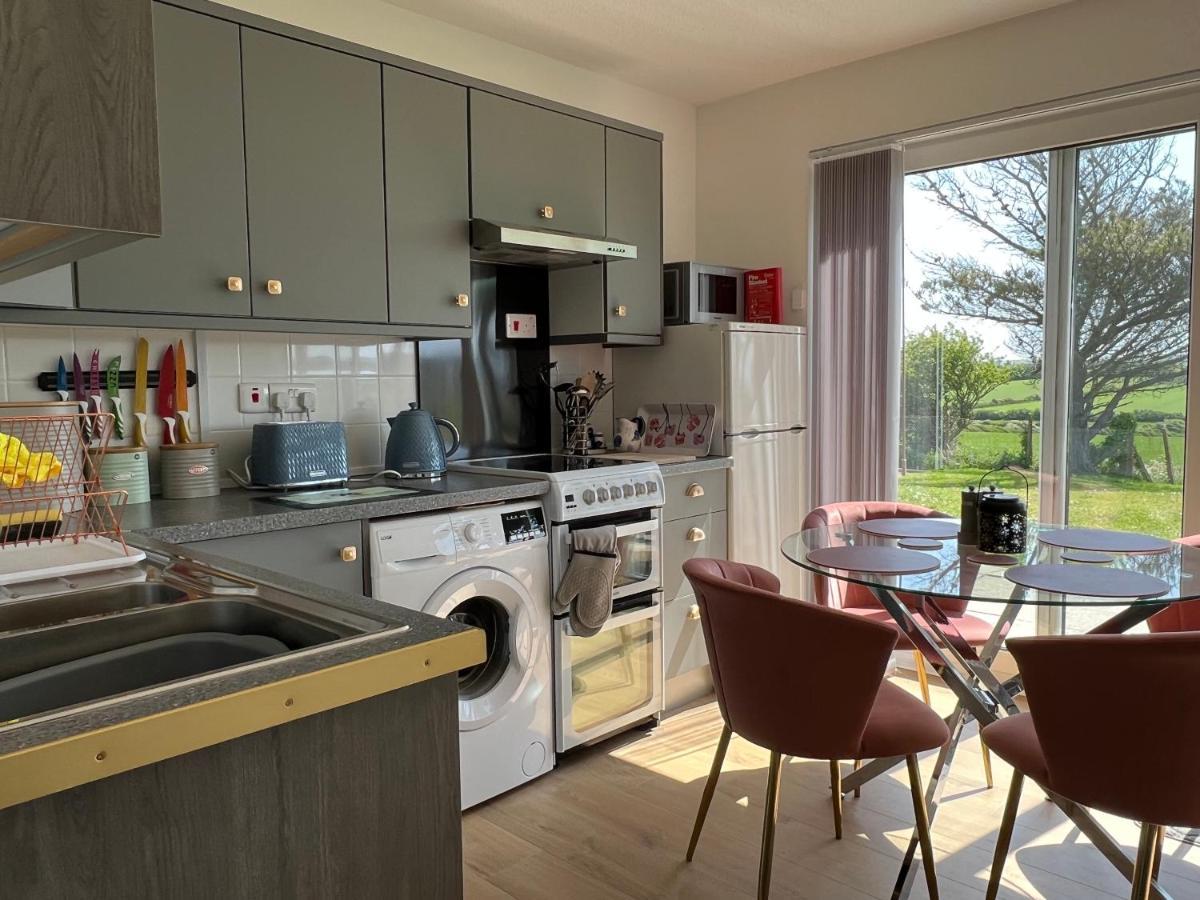 Valley View Self-Catering Coastal Bungalow In Rural West Wight 淡水 外观 照片