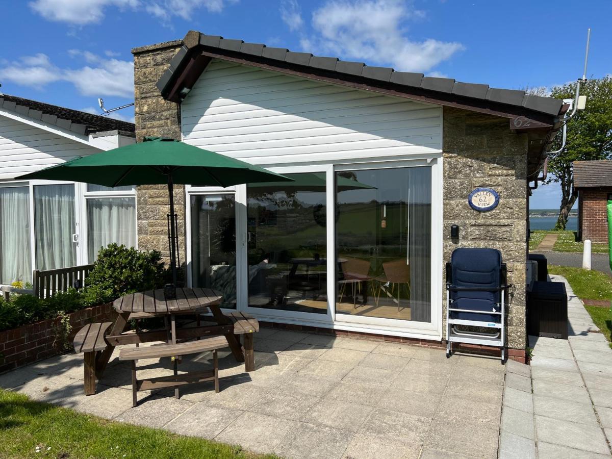 Valley View Self-Catering Coastal Bungalow In Rural West Wight 淡水 外观 照片